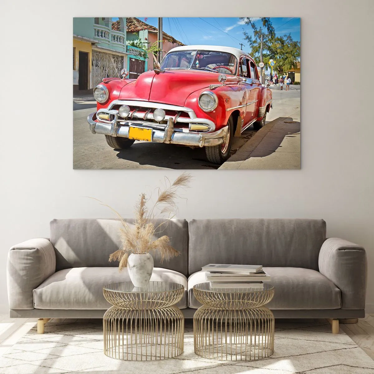 Tablou pe sticlă - Mașină roșie de epocă pe o stradă a orașului - 70x50cm - Doar în Cuba - Decorațiune modernă pentru perete pentru living și dormitor ARTTOR