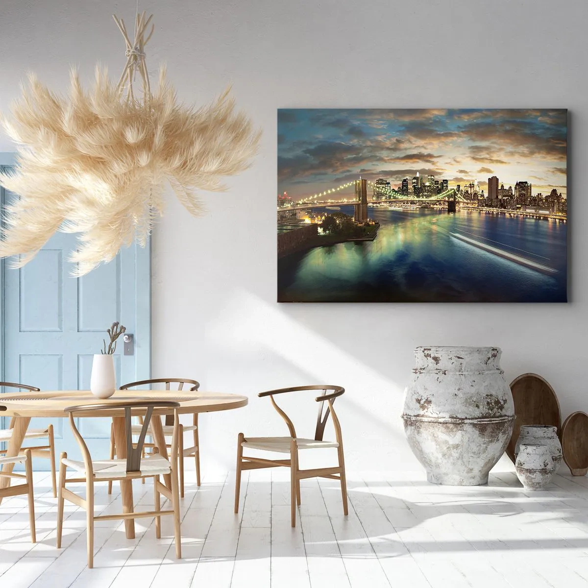 Tablou pe pânză Canvas - Un pod iluminat cu orașul în fundal, cu lumini reflectate în apă. - 70x50cm - O seară luminată deasupra Manhattan-ului - Decorațiune modernă pentru perete pentru living și dormitor ARTTOR