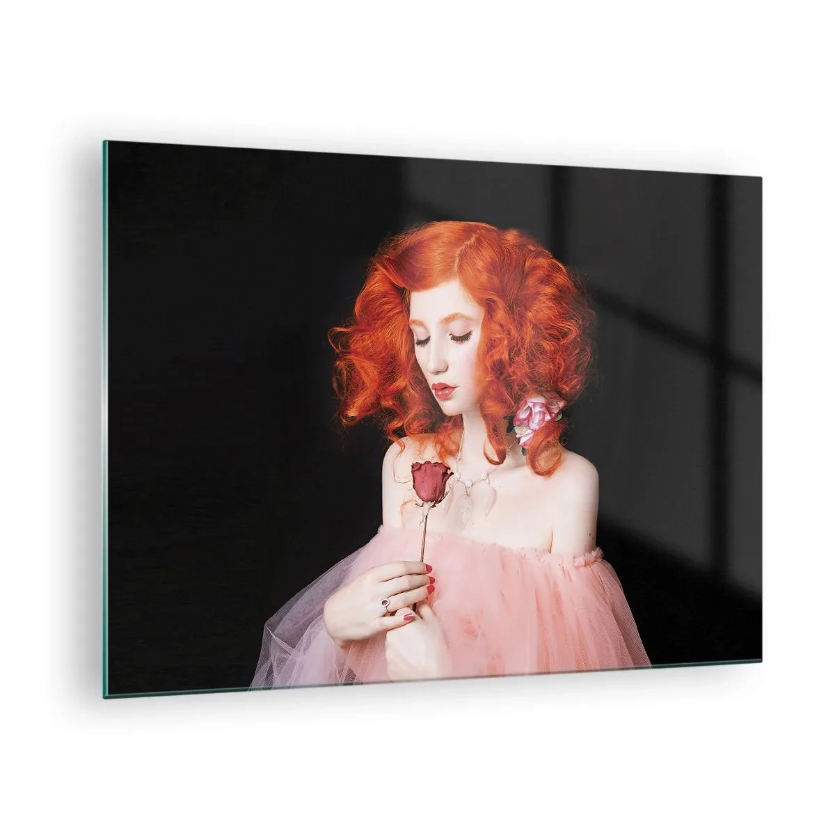 Tablou pe sticlă - Portretul unei femei cu părul roșu și un trandafir pe un fundal întunecat - 70x50cm - În stil baroc - Decorațiune modernă pentru perete pentru living și dormitor ARTTOR