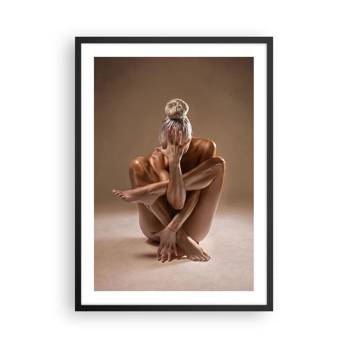 Poster în ramă neagră - Fotografie artistică a unei femei într-o poză senzuală pe un fundal bej - 50x70cm - Unitatea trupului și a spiritului - Decorațiune modernă pentru perete pentru living și dormitor ARTTOR
