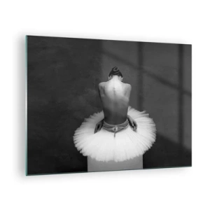 Tablou pe sticlă - O balerină așezată într-o fustă de tul pe fundalul unei umbre - 70x50cm - Chiar înflorește - Decorațiune modernă pentru perete pentru living și dormitor ARTTOR