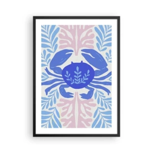Poster în ramă neagră - Un crab albastru decorativ înconjurat de plante marine. - 50x70cm - Ca o floare de mare - Decorațiune modernă pentru perete pentru living și dormitor ARTTOR