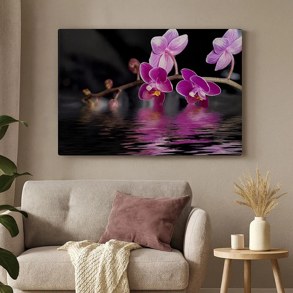 Tablou pe pânză Canvas - Orhidee violete peste apă calmă pe un fundal negru - 70x50cm - Reflecție de frumusețe în liliac - Decorațiune modernă pentru perete pentru living și dormitor ARTTOR