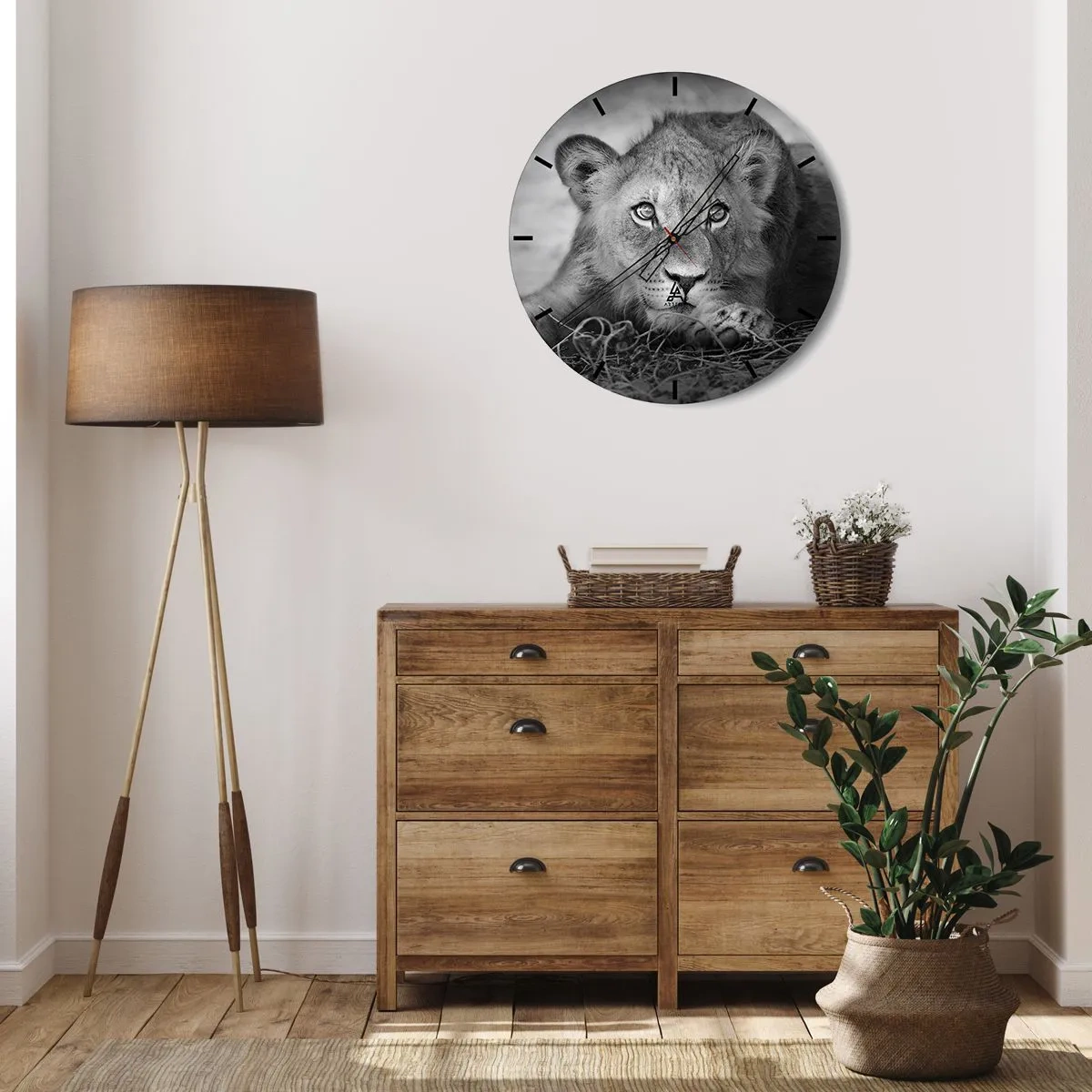 Ceas de perete - Ceas pe sticlă - Un leu tânăr întins pe pământ, în alb și negru - 30x30cm - Pisicuța regală - Decorațiune modernă pentru perete pentru living, bucătărie și dormitor ARTTOR