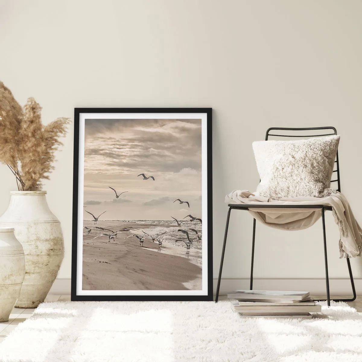 Poster în ramă neagră - Pescaruși plutind deasupra țărmului sub un cer înnorat - 50x70cm - Marea zumzăie, păsările cântă - Decorațiune modernă pentru perete pentru living și dormitor ARTTOR