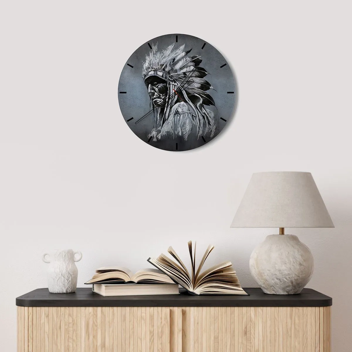 Ceas de perete - Ceas pe sticlă - Portretul unui războinic într-o coafură cu pene pe un fundal gri - 30x30cm - Înapoi la rădăcini - Decorațiune modernă pentru perete pentru living, bucătărie și dormitor ARTTOR