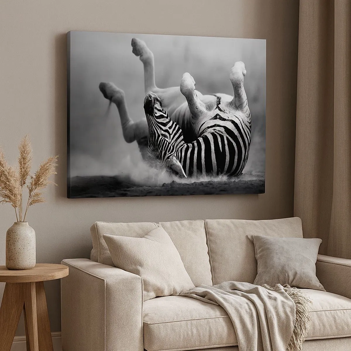 Tablou pe pânză Canvas - O zebră albă și neagră care se rostogolește în nisip - 70x50cm - Distracție - Decorațiune modernă pentru perete pentru living și dormitor ARTTOR