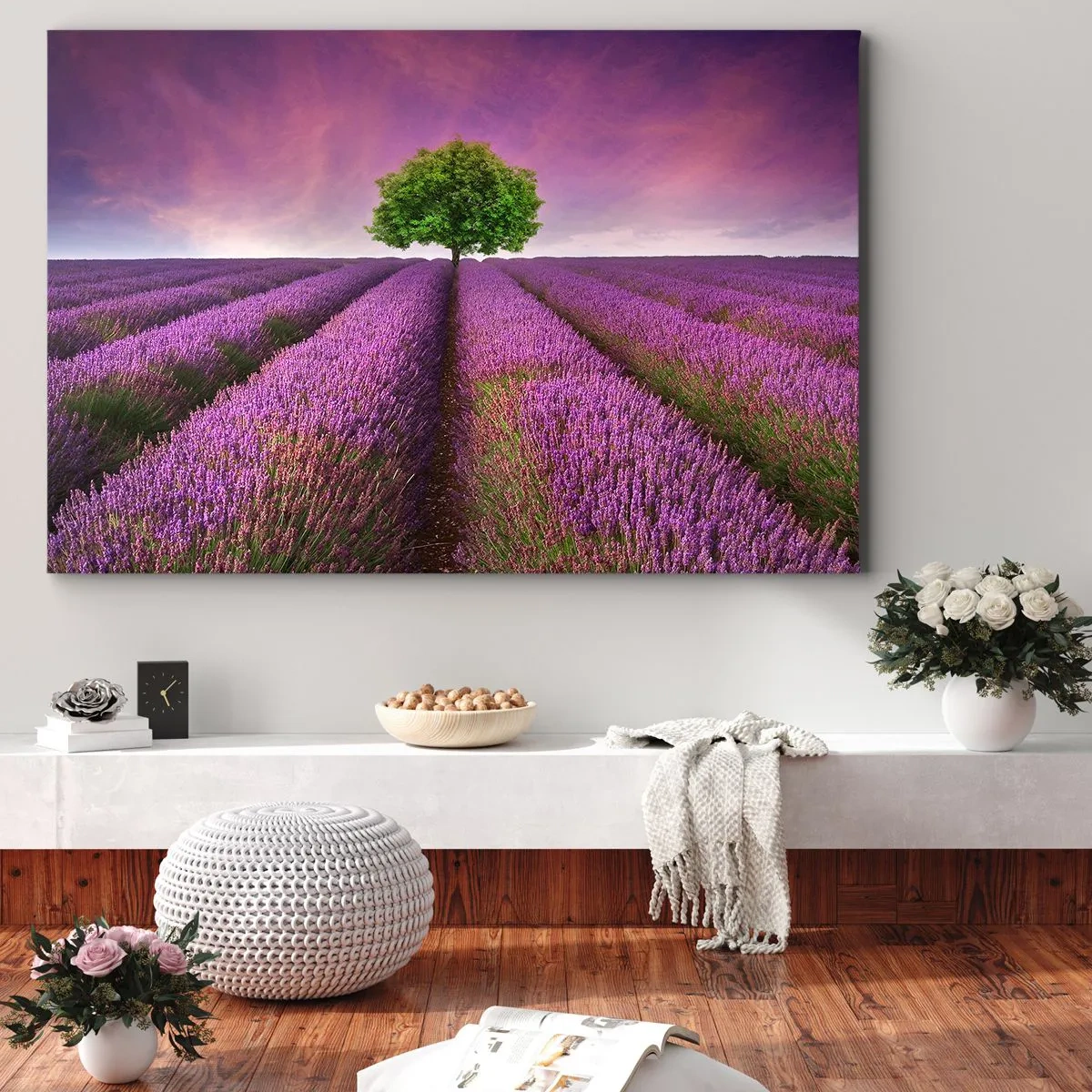 Tablou pe pânză Canvas - Un câmp de lavandă cu un copac singuratic și un cer violet - 70x50cm - În câmpurile de lavandă - Decorațiune modernă pentru perete pentru living și dormitor ARTTOR