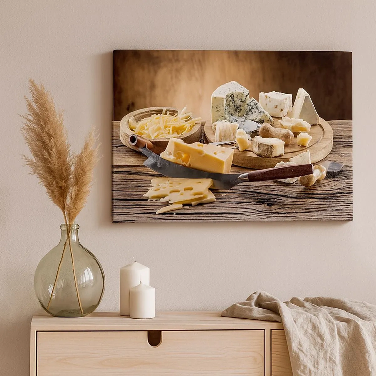 Tablou pe pânză Canvas - Un platou de brânzeturi cu diferite tipuri pe o masă de lemn - 70x50cm - Zâmbește - Decorațiune modernă pentru perete pentru living și dormitor ARTTOR