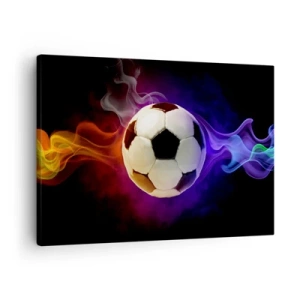 Tablou pe pânză Canvas - O minge de fotbal înconjurată de efecte de fum colorat pe un fundal întunecat. - 70x50cm - Puterea magică a jocului - Decorațiune modernă pentru perete pentru living și dormitor ARTTOR
