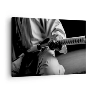 Tablou pe pânză Canvas - Un samurai într-un kimono ținând o katana în alb și negru. - 70x50cm - Sufletul unui războinic - Decorațiune modernă pentru perete pentru living și dormitor ARTTOR