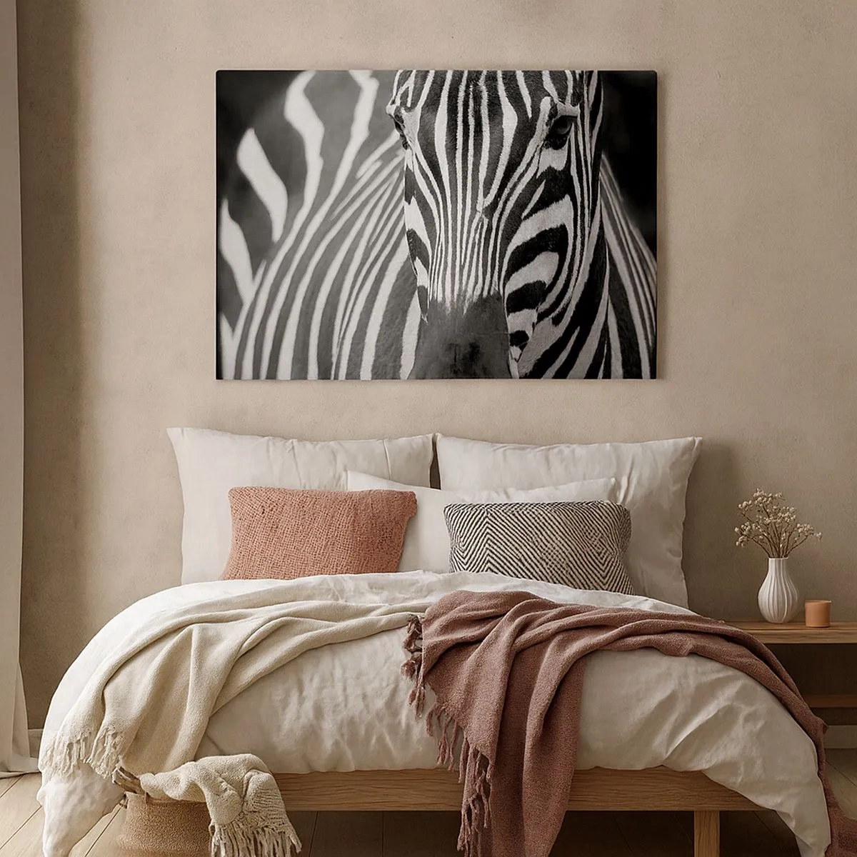 Tablou pe pânză Canvas - O prim-plan alb-negru al unei zebre cu dungile sale distinctive. - 70x50cm - Lumea e albă și neagră - Decorațiune modernă pentru perete pentru living și dormitor ARTTOR