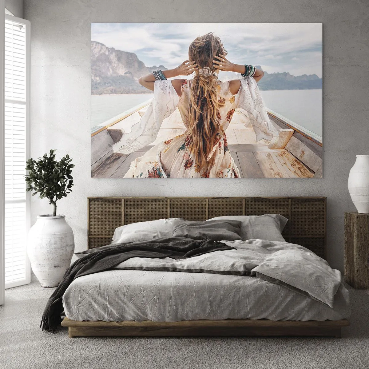Tablou pe sticlă - O femeie pe o barcă privind spre munți și lac. - 70x50cm - Pe drumul spre fericire - Decorațiune modernă pentru perete pentru living și dormitor ARTTOR