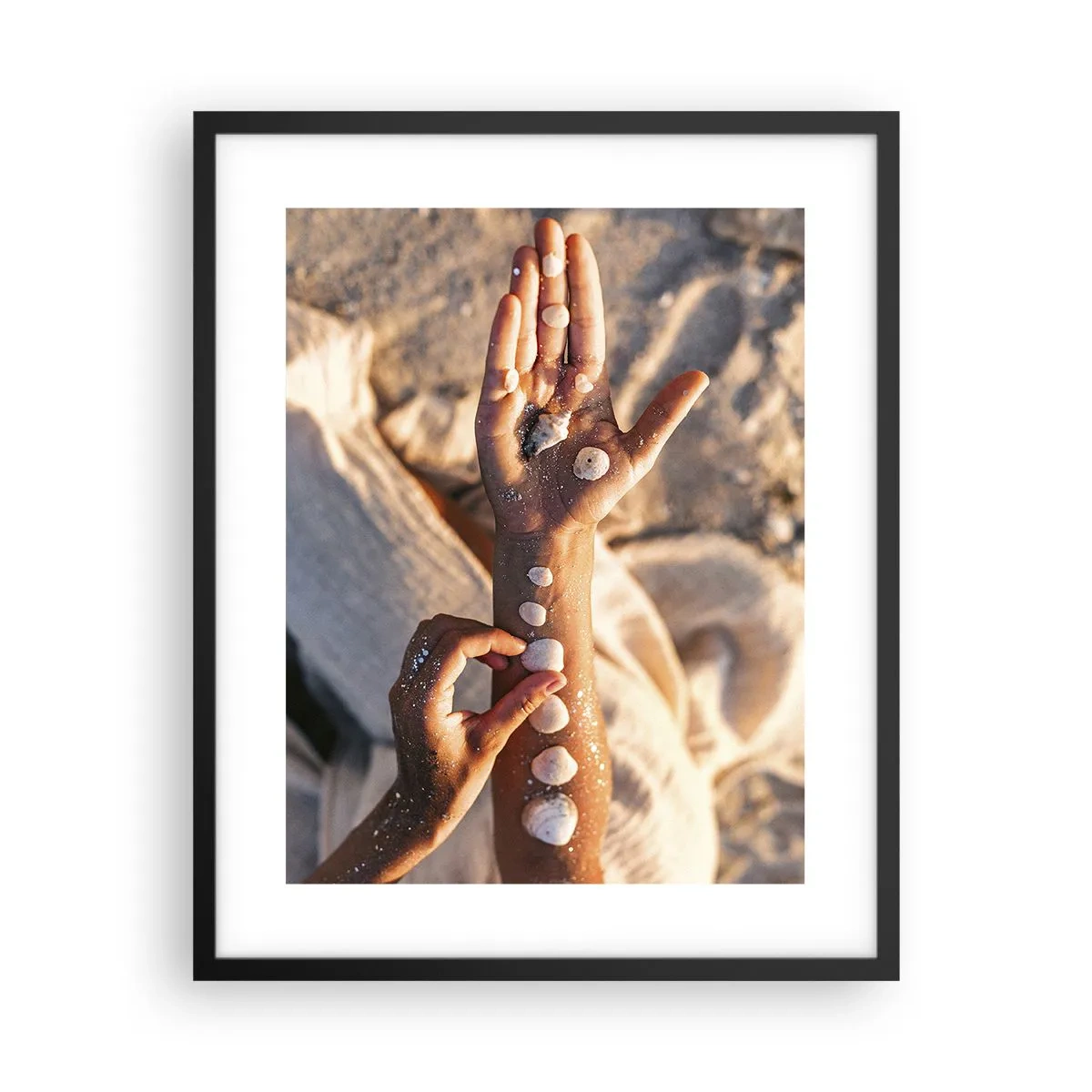 Poster în ramă neagră - Frumusețe la îndemână - 40x50 cm