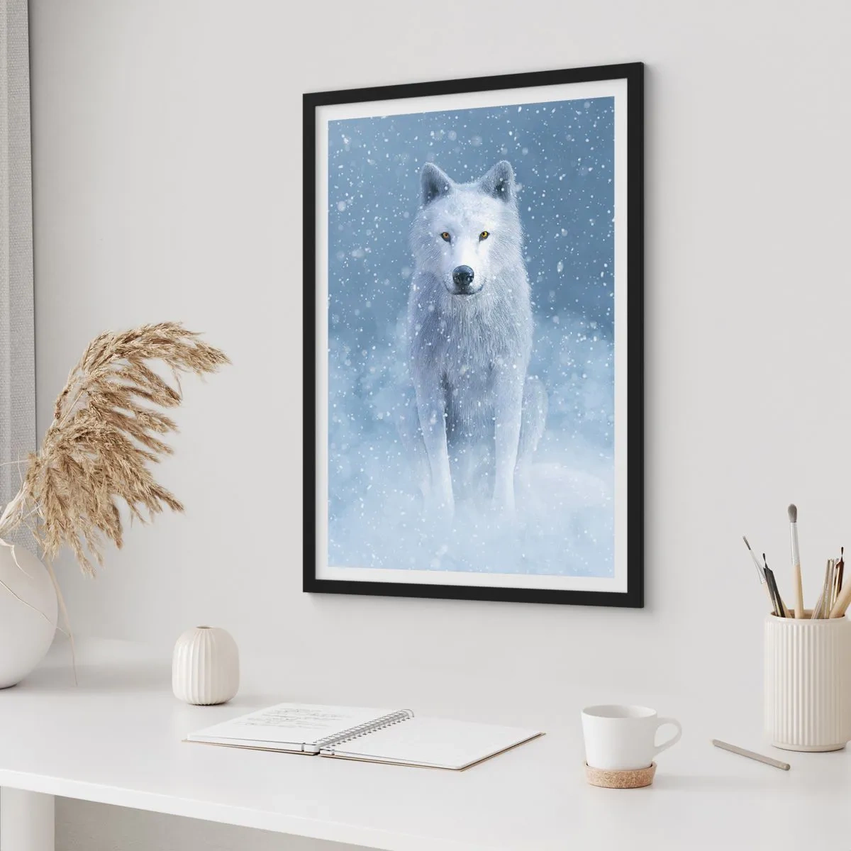 Poster în ramă neagră - Un lup alb într-un peisaj de iarnă, înconjurat de zăpadă. - 50x70cm - În stil de iarnă - Decorațiune modernă pentru perete pentru living și dormitor ARTTOR