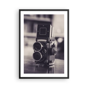 Poster în ramă neagră - aparat foto vintage antic pe un blat de lemn - 50x70cm - Magia fotografiei vechi - Decorațiune modernă pentru perete pentru living și dormitor ARTTOR