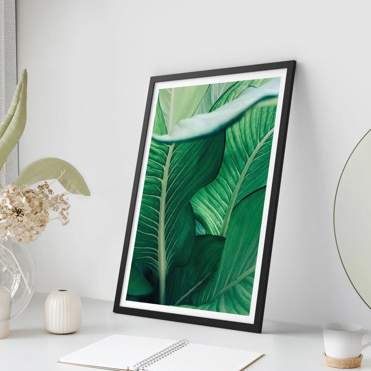 Poster în ramă neagră - Prim-plan al frunzelor verzi ale unei plante - 50x70cm - Viață intensă în verde - Decorațiune modernă pentru perete pentru living și dormitor ARTTOR