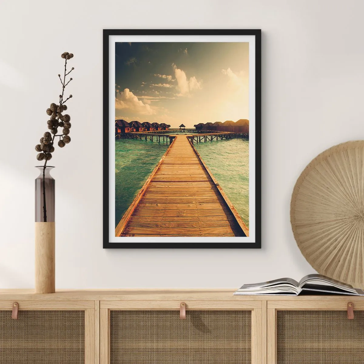 Poster în ramă neagră - Debarcader de lemn care duce la casele de pe apă la apus - 50x70cm - O invitație caldă - Decorațiune modernă pentru perete pentru living și dormitor ARTTOR