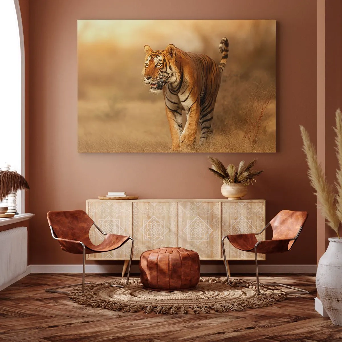Tablou pe pânză Canvas - Un tigru care se plimbă prin savană în culori calde - 70x50cm - Înainte de atac - Decorațiune modernă pentru perete pentru living și dormitor ARTTOR