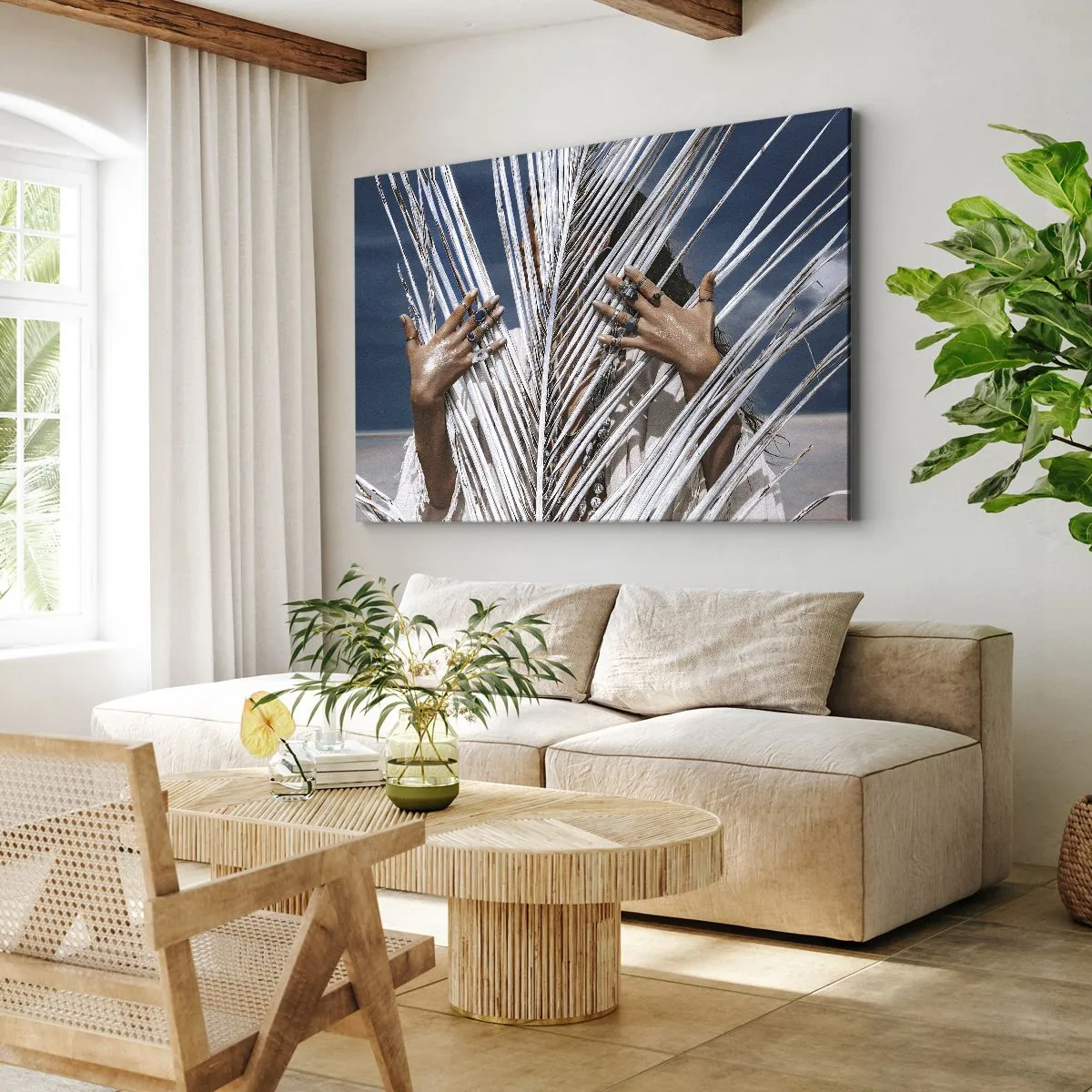Tablou pe pânză Canvas - O femeie ascunsă în spatele frunzelor de palmier, cu inele pe mâini. - 70x50cm - Prietena șamanului? - Decorațiune modernă pentru perete pentru living și dormitor ARTTOR