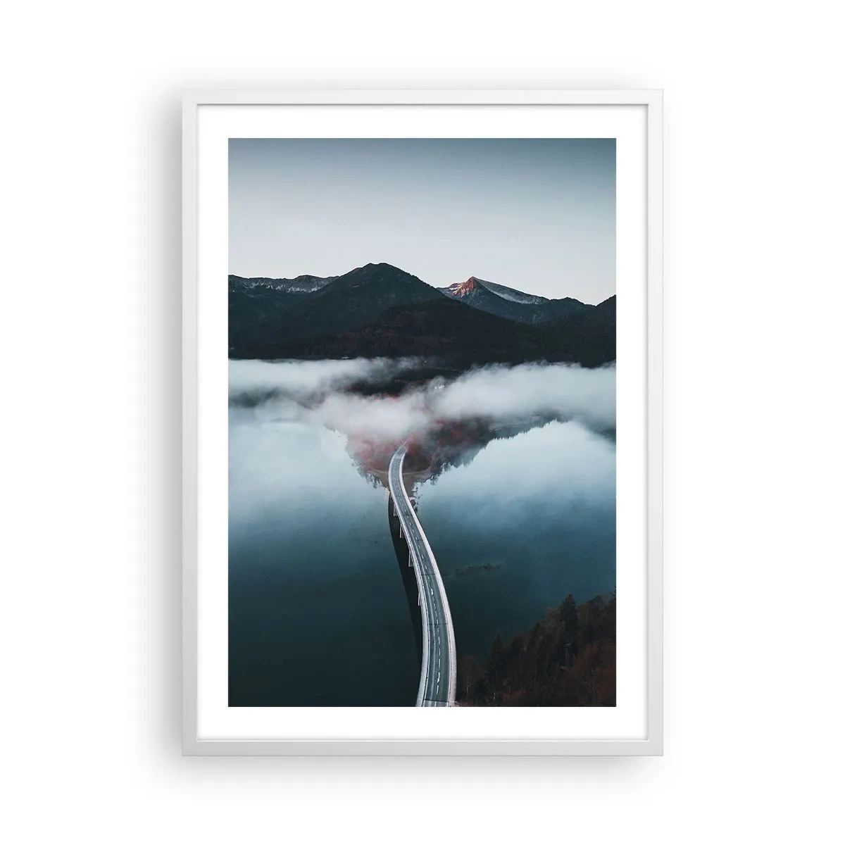 Poster în ramă albă - Peste o apă netedă ca o oglindă - 50x70 cm