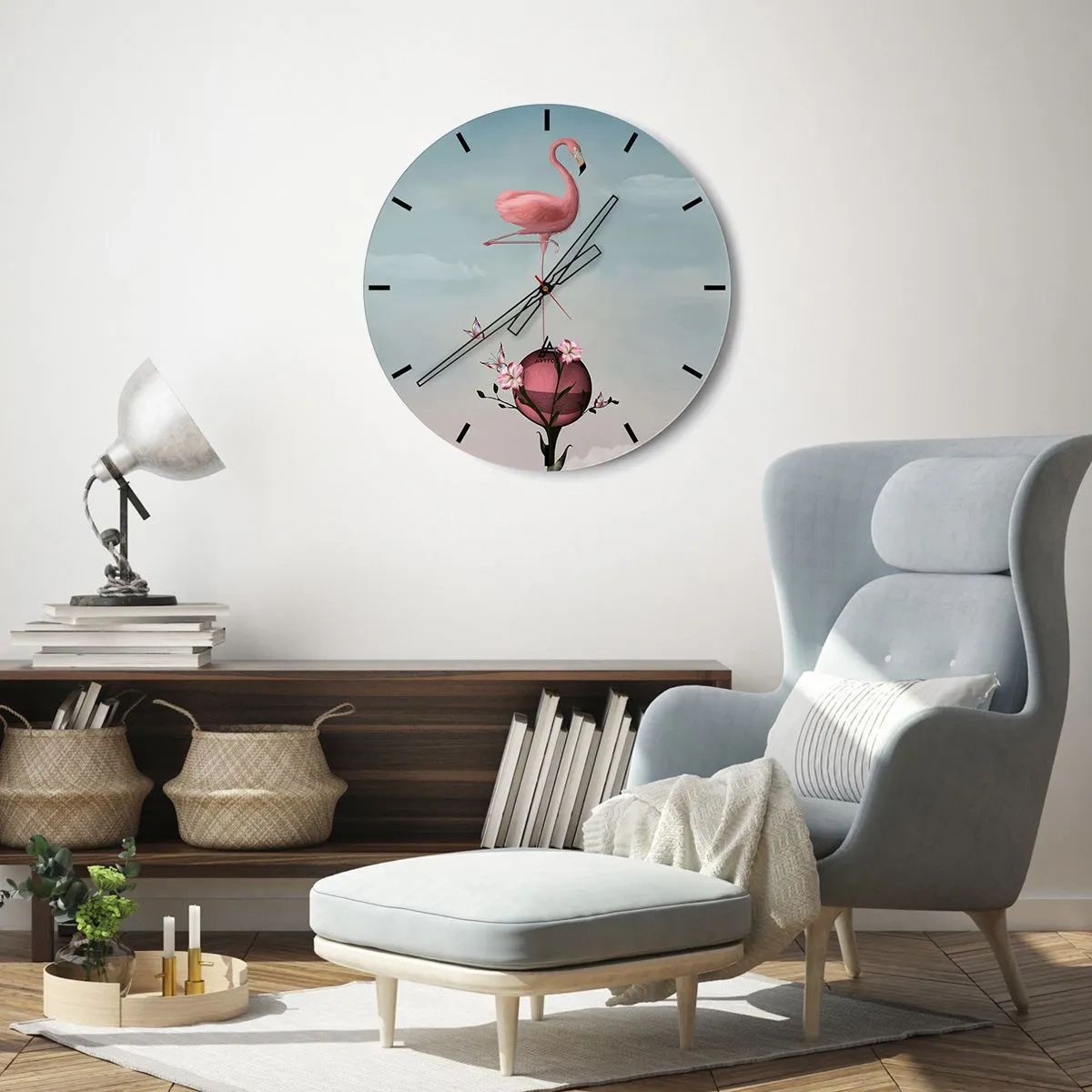 Ceas de perete - Ceas pe sticlă - Un flamingo roz stând pe o minge decorată cu flori. - 30x30cm - Alegoria mingii de baschet - Decorațiune modernă pentru perete pentru living, bucătărie și dormitor ARTTOR