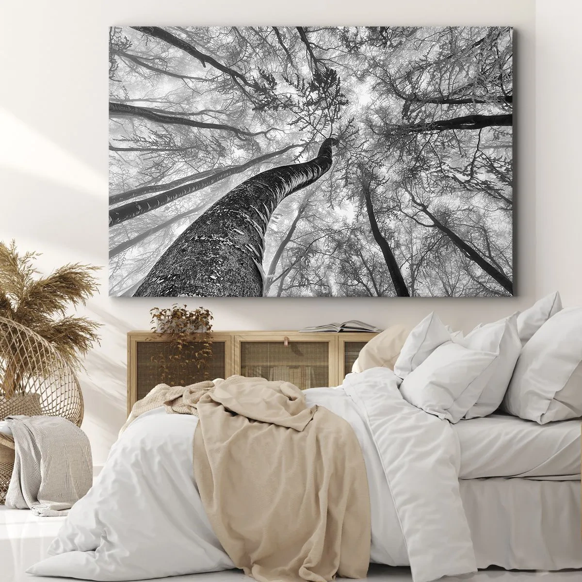 Tablou pe pânză Canvas - Perspectiva copacilor dintr-o pădure văzuți de jos în nuanțe de gri - 70x50cm - Cursa spre lumină - Decorațiune modernă pentru perete pentru living și dormitor ARTTOR