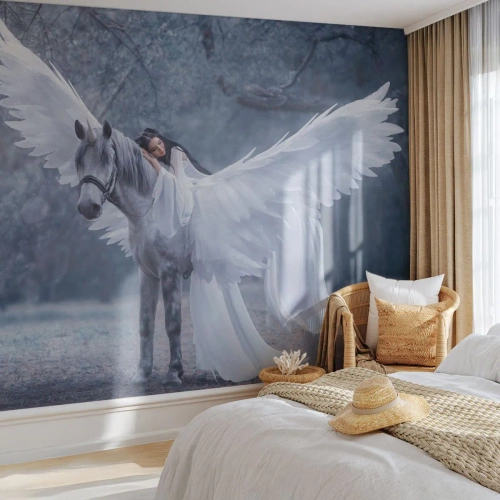 Tapet Standard Eco - O femeie pe un cal alb înaripat într-o pădure magică - 100x70cm - Moment inspirat - Decorațiune modernă pentru perete pentru living și dormitor ARTTOR