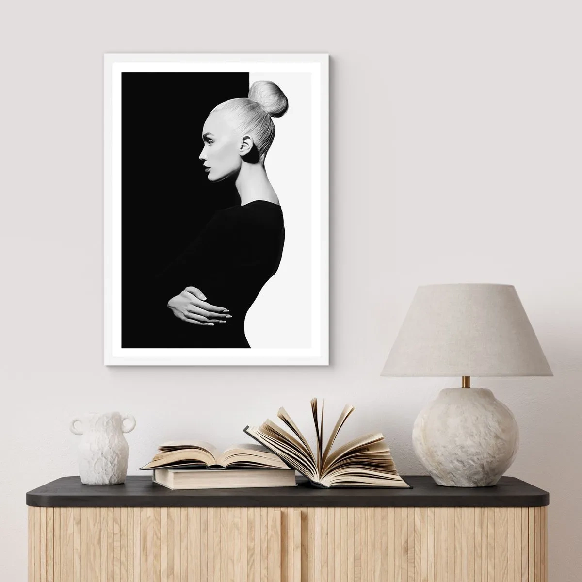 Poster în ramă albă - Pur și simplu o femeie - 61x91 cm