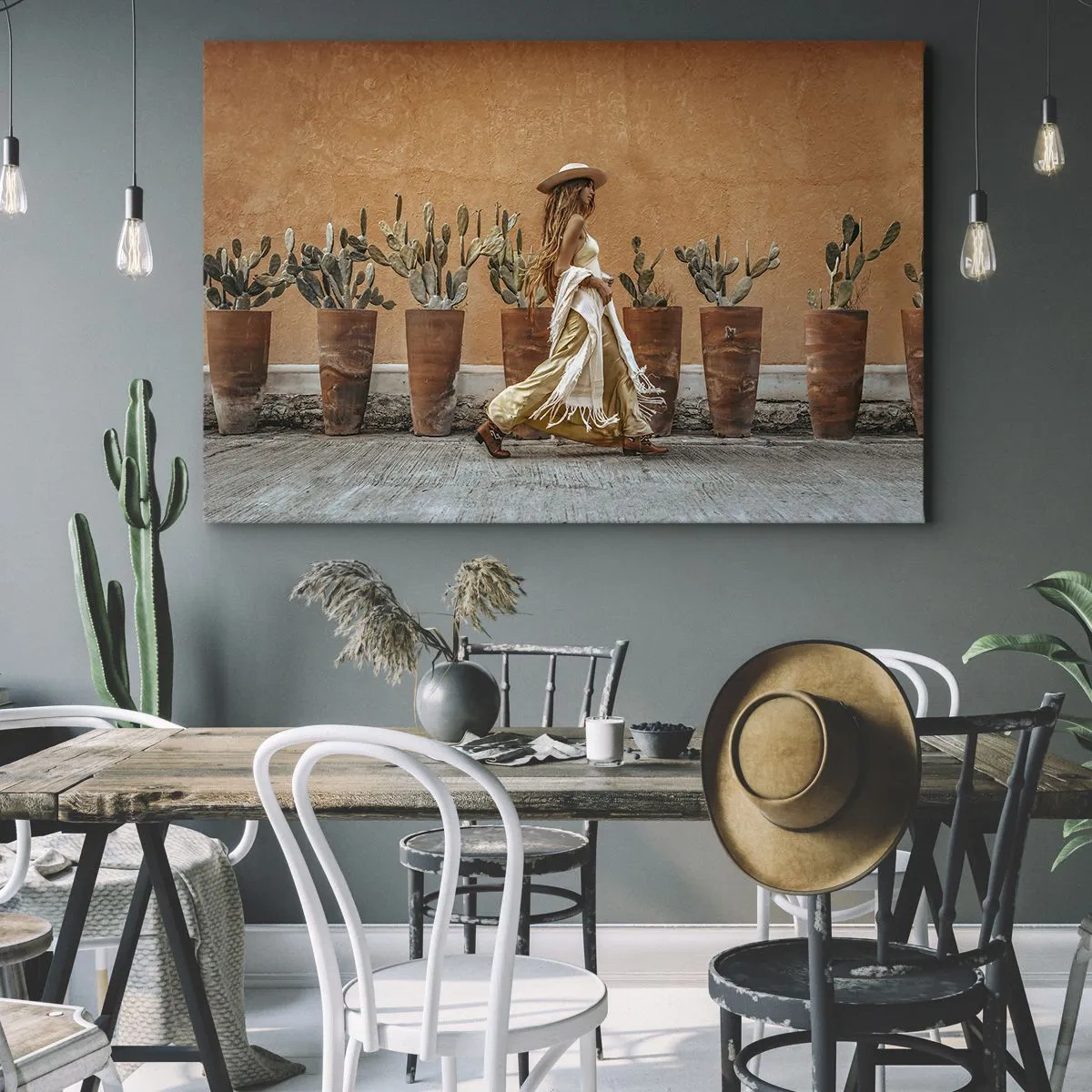 Tablou pe pânză Canvas - O femeie în stil boho cu ghivece de cactuși în fundal. - 70x50cm - În stilul hippie - Decorațiune modernă pentru perete pentru living și dormitor ARTTOR