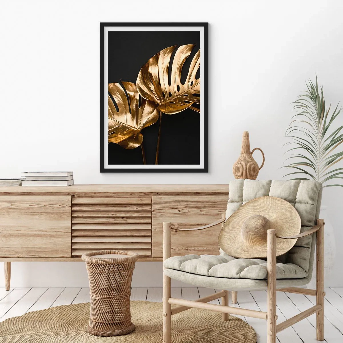Poster în ramă neagră - Frunze de monstera aurii pe fundal negru, un contrast elegant de culori - 50x70cm - Comorile naturii - Decorațiune modernă pentru perete pentru living și dormitor ARTTOR