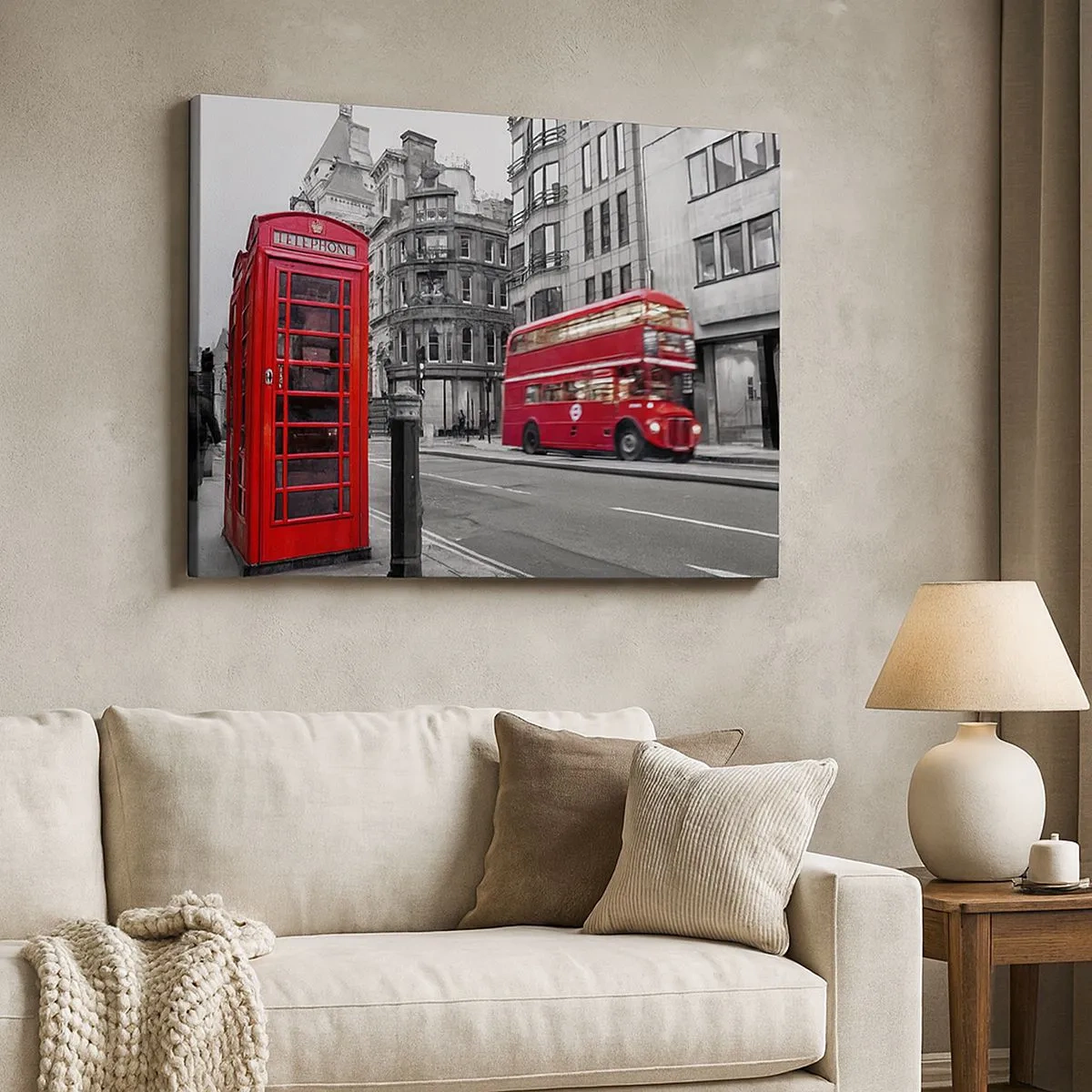 Tablou pe pânză Canvas - O cabină telefonică roșie și un autobuz etajat în Londra, cu orașul în fundal - 70x50cm - Cea mai roșie din Europa - Decorațiune modernă pentru perete pentru living și dormitor ARTTOR