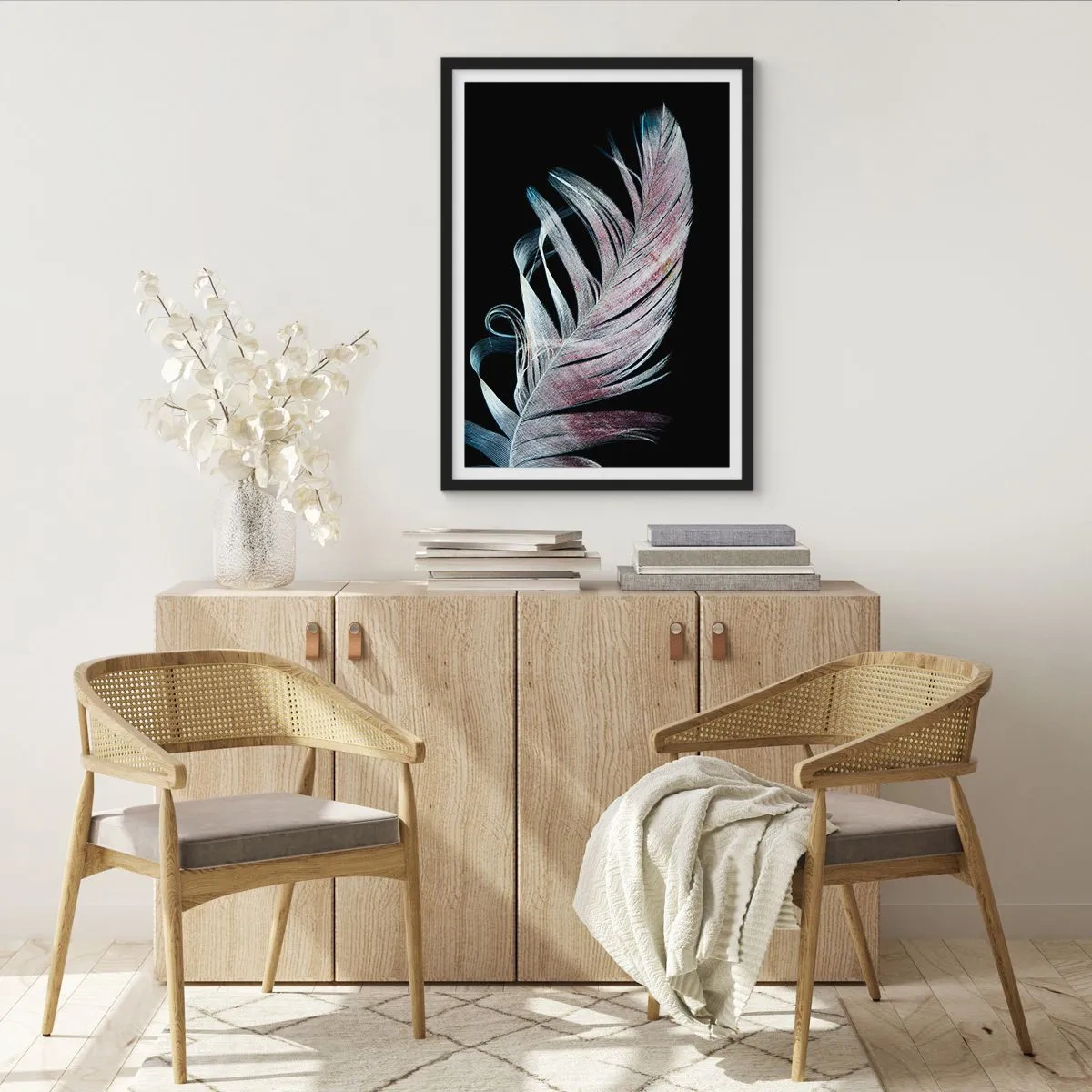 Poster în ramă neagră - O pană în nuanțe delicate de roz și albastru pe un fundal negru - 50x70cm - Gândește-te la atingere - Decorațiune modernă pentru perete pentru living și dormitor ARTTOR