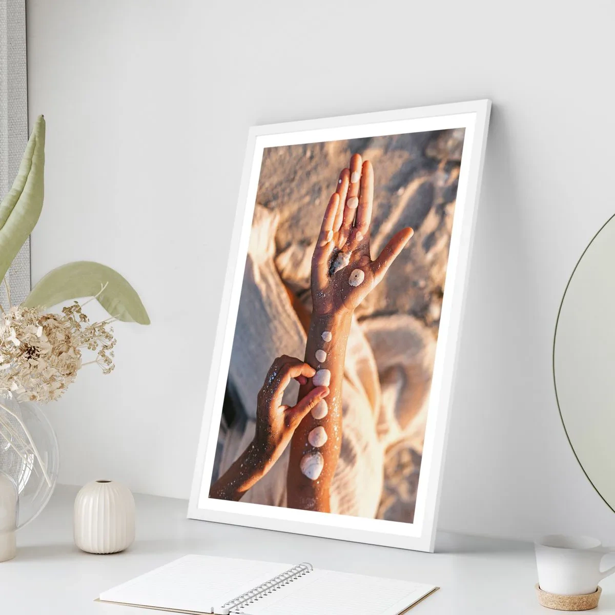 Poster în ramă albă - Frumusețe la îndemână - 70x100 cm
