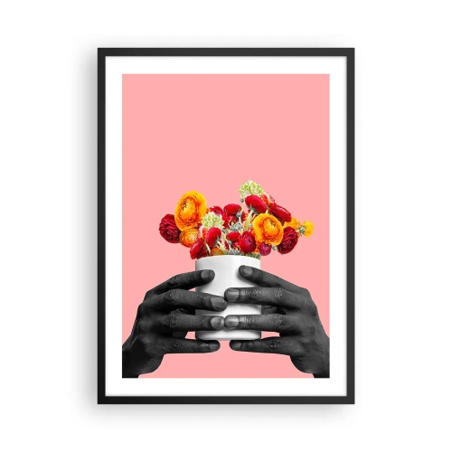 Poster în ramă neagră - Mâini negre care țin un buchet de flori pe un fundal roz - 50x70cm - Apoteoza vieții - Decorațiune modernă pentru perete pentru living și dormitor ARTTOR