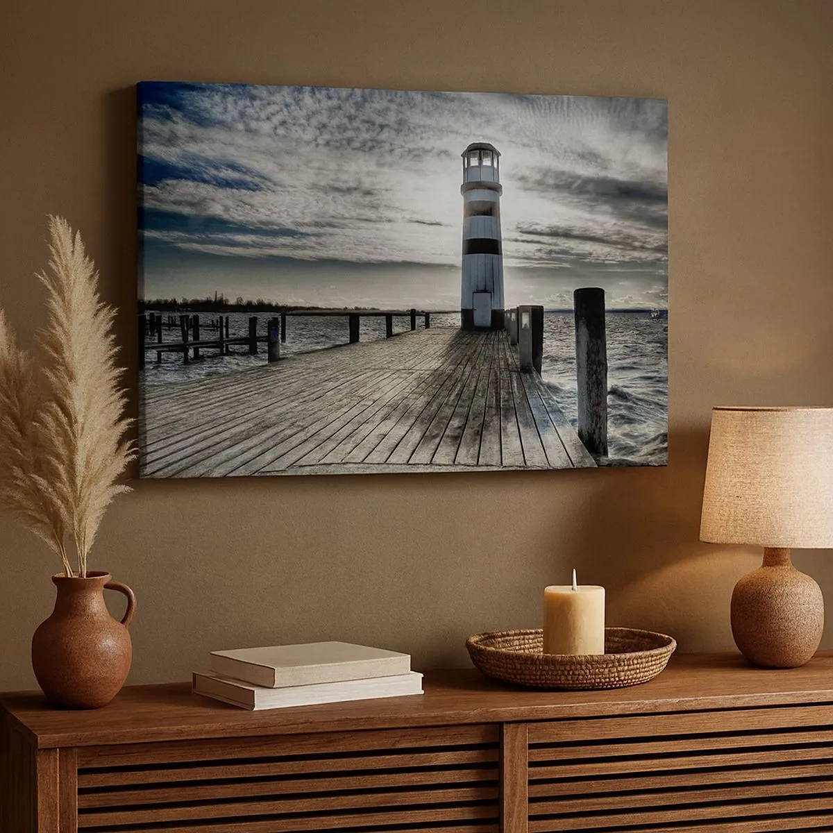 Tablou pe pânză Canvas - Far pe un dig de lemn cu vedere la mare. - 70x50cm - Marinari, abia aștept să vă văd - Decorațiune modernă pentru perete pentru living și dormitor ARTTOR