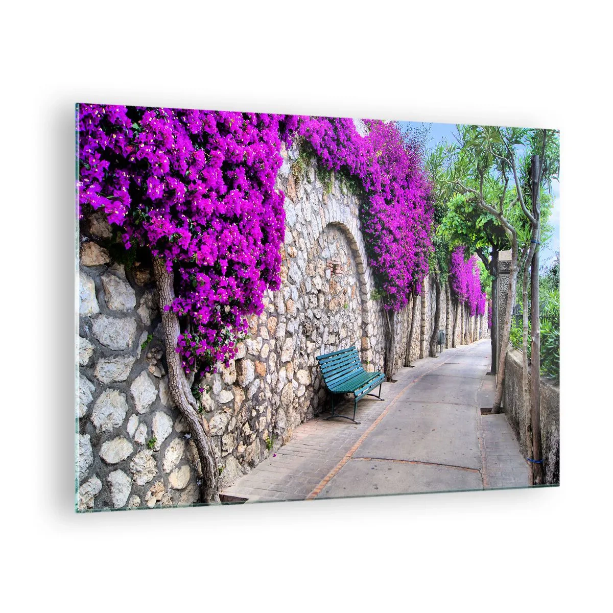 Tablou pe sticlă - Un zid de piatră cu flori mov și o bancă de-a lungul cărării - 70x50cm - Să ne întâlnim cât mai curând posibil - Decorațiune modernă pentru perete pentru living și dormitor ARTTOR