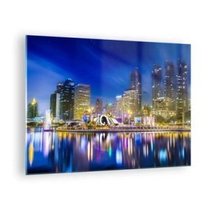 Tablou pe sticlă - Panoramă a orașului noaptea, cu luminile reflectate în apă - 70x50cm - Noaptea de curcubeu a metropolei - Decorațiune modernă pentru perete pentru living și dormitor ARTTOR