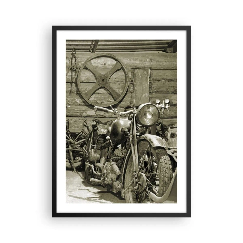 Poster în ramă neagră - O motocicletă veche într-un șopron de lemn cu o roată în fundal - 50x70cm - În șopronul unchiului Vlad - Decorațiune modernă pentru perete pentru living și dormitor ARTTOR