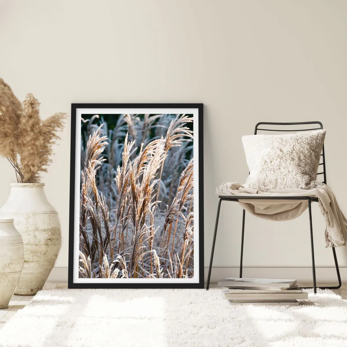 Poster în ramă neagră - Ierburi uscate acoperite de brumă într-un peisaj de iarnă - 50x70cm - Împodobite cu brumă - Decorațiune modernă pentru perete pentru living și dormitor ARTTOR