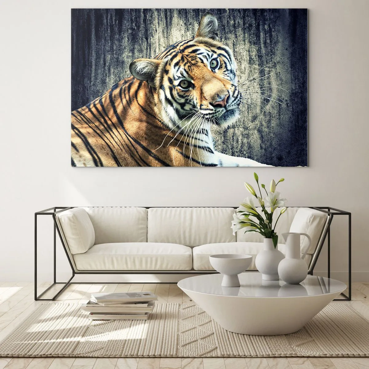Tablou pe sticlă - Un tigru într-o poză naturală pe un perete brut - 70x50cm - Portret în fluxuri de lumină - Decorațiune modernă pentru perete pentru living și dormitor ARTTOR
