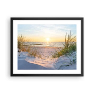 Poster în ramă neagră - Zumzet de mare, o plajă sălbatică printre ierburi... - 50x40 cm