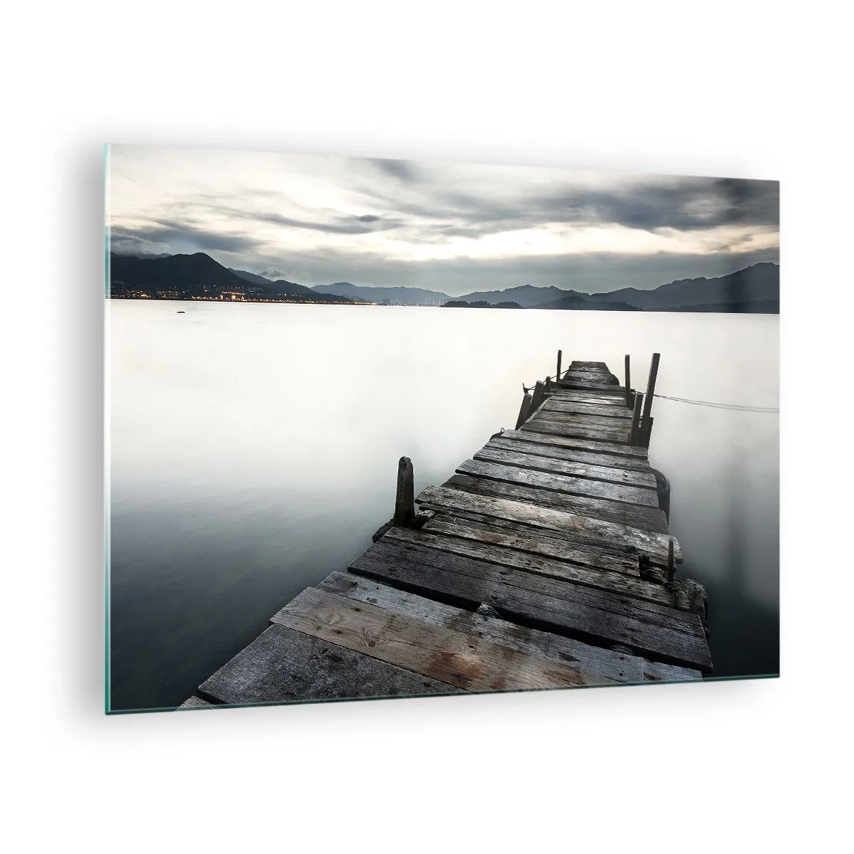 Tablou pe sticlă - Un debarcader din lemn pe fundalul unui lac liniștit la amurg - 70x50cm - Scufundă-te în pace - Decorațiune modernă pentru perete pentru living și dormitor ARTTOR