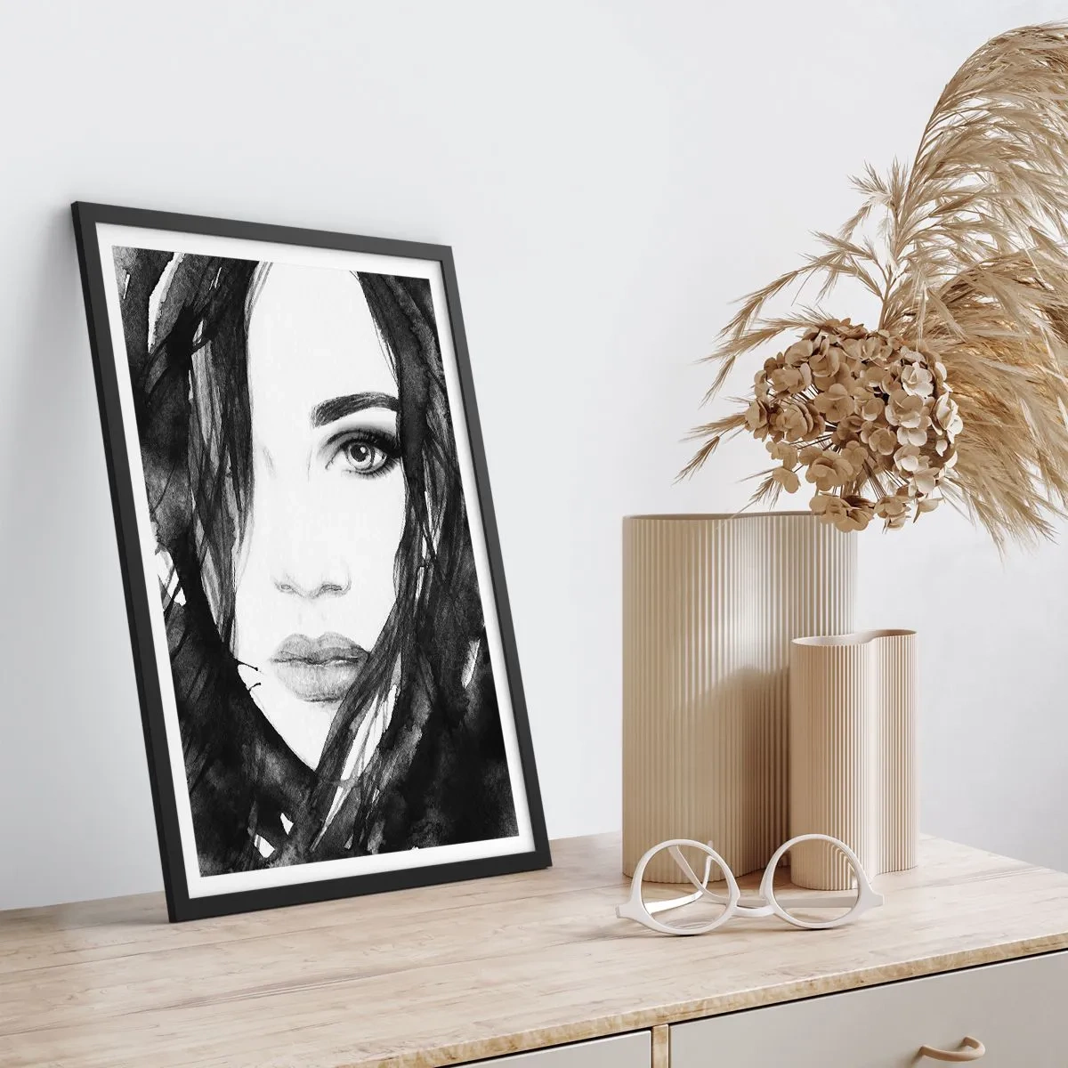 Poster în ramă neagră - Studiu unei dame în alb și negru - 61x91 cm