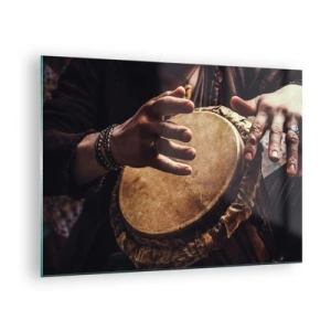 Tablou pe sticlă - Prim-plan cu mâini care cântă la o tobă djembe în lumină caldă. - 70x50cm - În ritmul inimii - Decorațiune modernă pentru perete pentru living și dormitor ARTTOR