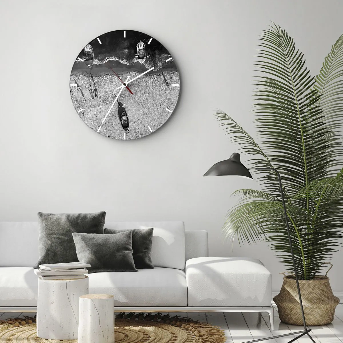 Ceas de perete - Ceas pe sticlă - O vedere de pasăre în alb și negru a unei plaje cu bărci - 30x30cm - Tot pe țărm... - Decorațiune modernă pentru perete pentru living, bucătărie și dormitor ARTTOR
