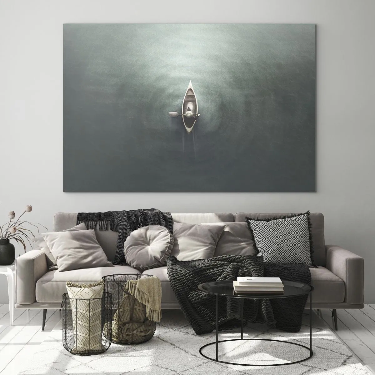 Tablou pe sticlă - O barcă singuratică plutind pe un lac calm și verzui - 70x50cm - Peste lacul luminat de lună - Decorațiune modernă pentru perete pentru living și dormitor ARTTOR