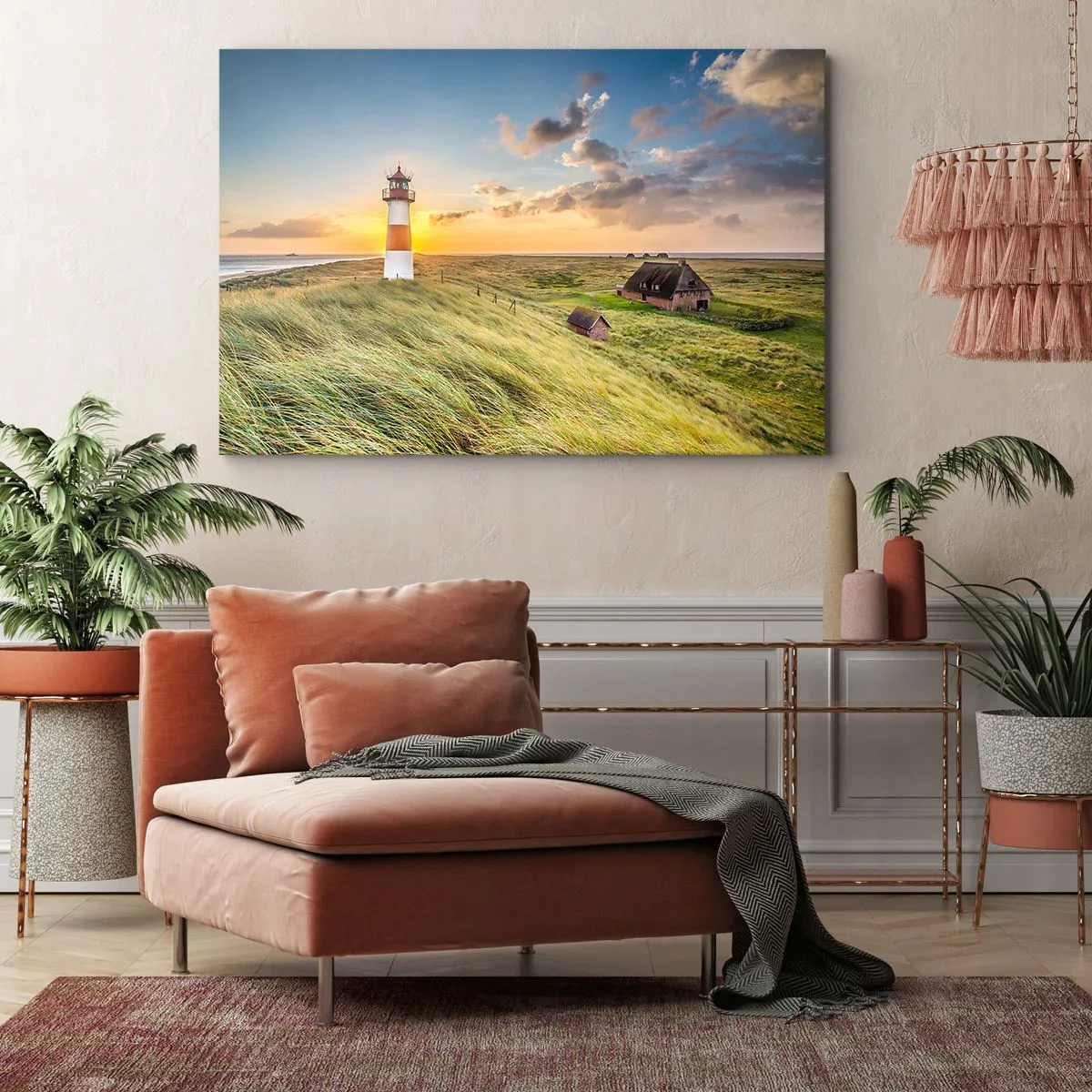 Tablou pe pânză Canvas - Un far cu pajiști și case la soare în fundal - 70x50cm - Între valuri - Decorațiune modernă pentru perete pentru living și dormitor ARTTOR