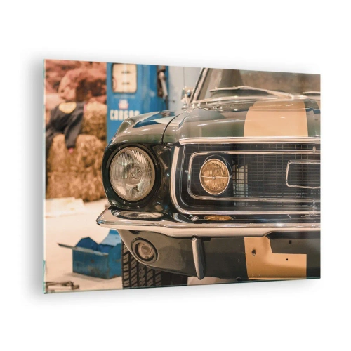 Tablou pe sticlă - Vedere de aproape a unei mașini clasice, Mustang, într-un atelier - 70x50cm - Întâlnire cu o legendă - Decorațiune modernă pentru perete pentru living și dormitor ARTTOR