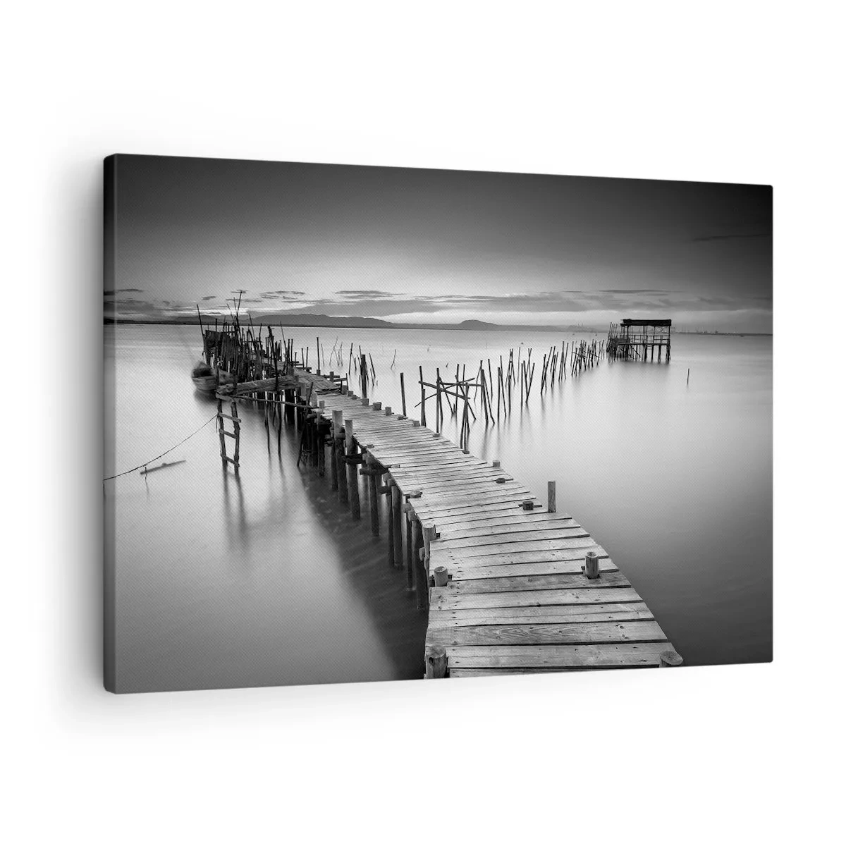 Tablou pe pânză Canvas - Un debarcader din lemn pe un lac liniștit în nuanțe de gri - 70x50cm - Liniștea unui țărm uitat - Decorațiune modernă pentru perete pentru living și dormitor ARTTOR